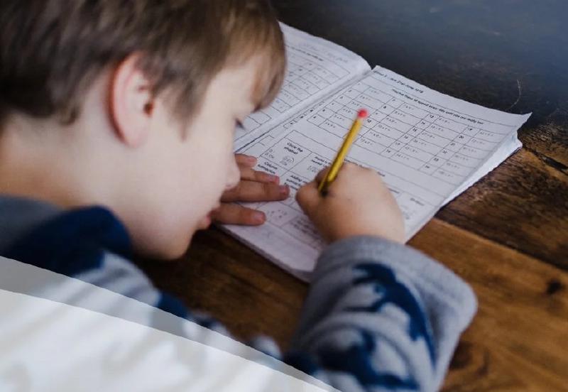 Criança fazendo avaliação